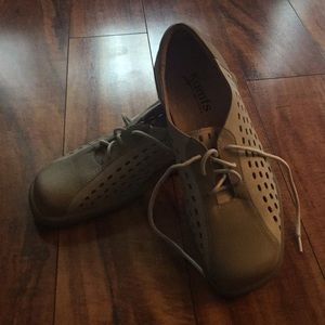 Kumfs. Size 71/2 tan / cream color.